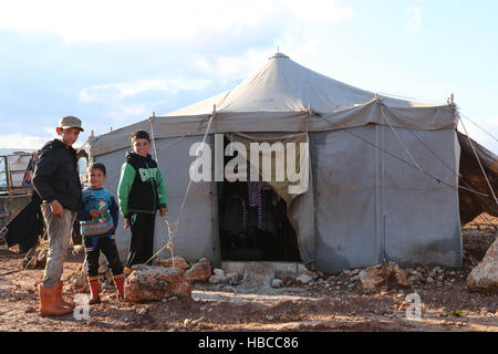 2. Dezember 2016 - sind syrische Flüchtlinge in der Kamuna-Camp für Binnenvertriebene widrigen Wetterbedingungen konfrontiert. Das Camp liegt in der Provinz Idlib, westlich von Aleppo und bis zur türkischen Grenze geschlossen. Mehr Syrer haben ihre Heimat und Städte durch die neuesten Intensivierung der Luftangriffe auf dem Land geflohen. In einem Versuch, die Zuflucht vor den Streiks zu finden haben auch einige Syrer begonnen in Höhlen leben. Seit dem Ausbruch des syrischen Krieges im März 2011, hat die UN geschätzt, 11 Millionen Syrer flohen ihre Heimat, von denen 6 6 Millionen intern werden Vertriebenen wi Stockfoto