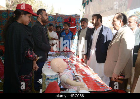 Quetta, Pakistan. 5 Dez, 2016. Provincial Minister für Sport und Kultur Herr Mujeeb Ur Rehman Muhammad Hassani, provinziellen Staatssekretär für innere Angelegenheit der Regierung von Belutschistan Akbar Hussain Durrani, provinziellen Staatssekretär für Sport Herr Asmat ullah kakar und anderen Besuch des pakistanischen Roten Halbmonds Stände während der Zeremonie der Welt freiwilligen Tag. Von scouts Youth Council in Zusammenarbeit organisiert mit unterschiedlichen sozialen Organisation auf Dezember 05-2016 an Pfadfinder verband in Quetta Pakistan Credit: Din Muhammad Watanpaal/ZMA Fotos/Alamy leben Nachrichten Stockfoto