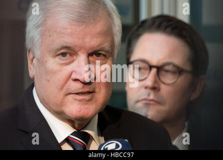 Bayerns Ministerpräsident Horst Seehofer (l, CSU) und CSU-Generalsekretär Andreas Scheuer kommen für eine CSU-Vorstandssitzung und antwortet auf Fragen von Journalisten in München, Deutschland, 5. Dezember 2016. Foto: Sven Hoppe/dpa Stockfoto