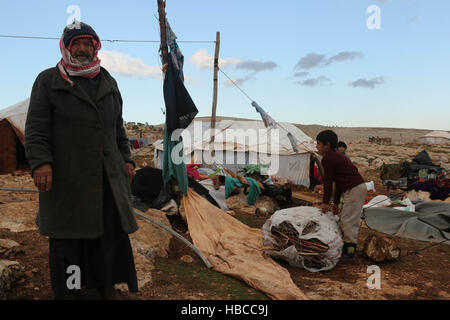 2. Dezember 2016 - sind syrische Flüchtlinge in der Kamuna-Camp für Binnenvertriebene widrigen Wetterbedingungen konfrontiert. Das Camp liegt in der Provinz Idlib, westlich von Aleppo und bis zur türkischen Grenze geschlossen.  .. Mehr Syrer haben ihre Heimat und Städte durch die neuesten Intensivierung der Luftangriffe auf dem Land geflohen. In einem Versuch, die Zuflucht vor den Streiks zu finden haben auch einige Syrer begonnen in Höhlen leben. . Seit dem Ausbruch des syrischen Krieges im März 2011 hat die UN schätzungsweise 11 Millionen Syrer ihre Heimat geflohen sind, von denen 6,6, die Millionen intern werden wi verdrängt Stockfoto