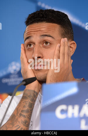 München, Deutschland. 5. Dezember 2016. Thiago des FC Bayern München spricht bei der abschließenden Pressekonferenz vor dem Champions-League-Spiel in der Saebener Straße in München, Deutschland, 5. Dezember 2016. FC Bayern München trifft sich mit Atletico Madrid in der Champions-League-Finale des Jahres. Foto: Andreas Gebert/Dpa/Alamy Live-Nachrichten Stockfoto