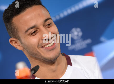 München, Deutschland. 5. Dezember 2016. Thiago des FC Bayern München spricht bei der abschließenden Pressekonferenz vor dem Champions-League-Spiel in der Saebener Straße in München, Deutschland, 5. Dezember 2016. FC Bayern München trifft sich mit Atletico Madrid in der Champions-League-Finale des Jahres. Foto: Andreas Gebert/Dpa/Alamy Live-Nachrichten Stockfoto