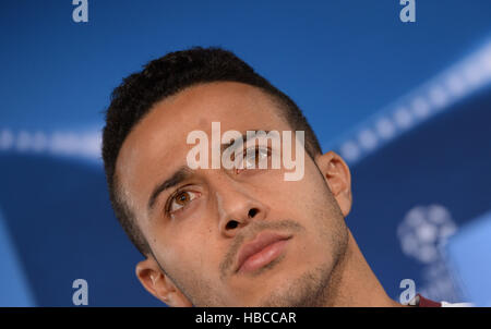 München, Deutschland. 5. Dezember 2016. Thiago des FC Bayern München spricht bei der abschließenden Pressekonferenz vor dem Champions-League-Spiel in der Saebener Straße in München, Deutschland, 5. Dezember 2016. FC Bayern München trifft sich mit Atletico Madrid in der Champions-League-Finale des Jahres. Foto: Andreas Gebert/Dpa/Alamy Live-Nachrichten Stockfoto