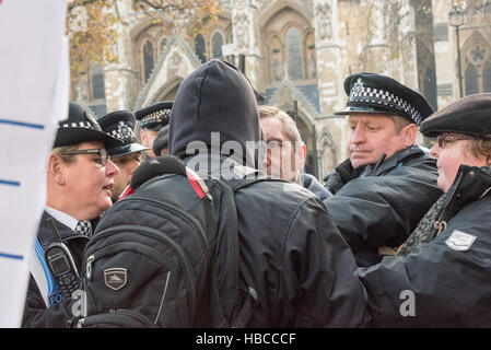 London, UK. 5. Dezember 2016. Artikel 50 Anhörung vor dem obersten Gerichtshof, Minojr Aneignungsweisen brach aus zwischen Pre und anti-Brexit Credit: Ian Davidson/Alamy Live News Stockfoto