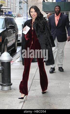 New York, NY, USA. 5. Dezember 2016. Adriana Lima, brasilianisches Fotomodell und Victorias Secret Angel gesichtet verlassen "The Wendy Williams Show" wo sie der Victorias Secret Fashion Show in New York City am 5. Dezember 2016 befördert. Bildnachweis: Rainmaker Fotomedien/Punch/Alamy Live-Nachrichten Stockfoto