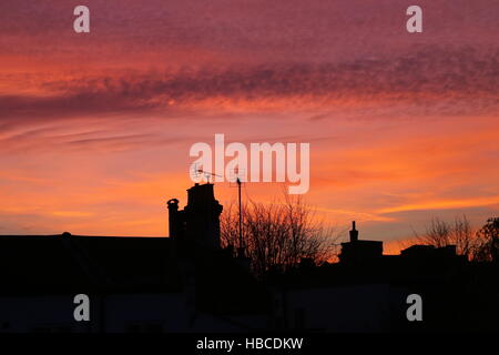 Westcliff on Sea, Essex, England. 5. Dezember 2016. UK-Wetter. Roter Himmel aus den Sonnenuntergang über dem Schornstein und Dächer. Bildnachweis: Penelope Barritt/Alamy Live-Nachrichten Stockfoto