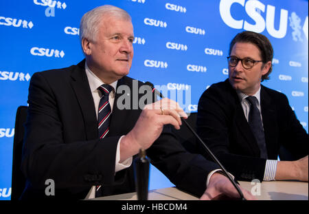 München, Deutschland. 5. Dezember 2016. Bayerns Ministerpräsident Horst Seehofer (l, CSU) und CSU-Generalsekretär Andreas Scheuer, fotografiert während einer CSU-Vorstandssitzung in München, Deutschland, 5. Dezember 2016. Foto: Sven Hoppe/Dpa/Alamy Live News Stockfoto