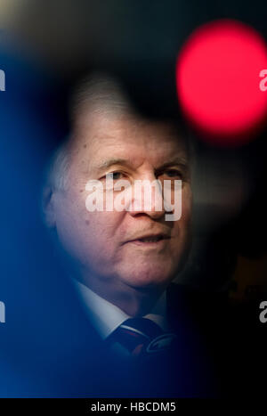 München, Deutschland. 5. Dezember 2016. Bayerische Ministerpräsident Horst Seehofer (CSU) für eine Vorstandssitzung der CSU kommt und antwortet auf Fragen von Journalisten in München, Deutschland, 5. Dezember 2016. Foto: Sven Hoppe/Dpa/Alamy Live News Stockfoto