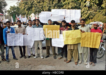 Islamabad, Pakistan. 5. Dezember 2016. Kandidaten der Polizei Polizisten in Punjab Polizei chant Parolen gegen die Korruption der Arbeitsplätze durch Polizei Selektoren bei Protestkundgebung in Lahore Club auf Montag, 5. Dezember 2016 drücken. Stockfoto