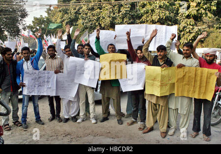 Islamabad, Pakistan. 5. Dezember 2016. Kandidaten der Polizei Polizisten in Punjab Polizei chant Parolen gegen die Korruption der Arbeitsplätze durch Polizei Selektoren bei Protestkundgebung in Lahore Club auf Montag, 5. Dezember 2016 drücken. Stockfoto