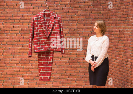 DATEI-BILD. London, UK. 26. September 2016. Kunstwerk Ziegel Anzug (2010) von Anthea Hamilton. Tate Britain präsentiert heute eine Ausstellung der Arbeiten der vier nominierten Künstler für Turner Prize 2016: Michael Dean, Anthea Hamilton, Helen Marten und Josephine Pryde. Der Turner Prize will öffentliche Diskussion rund um neue Entwicklungen in der zeitgenössischen britischen Kunst fördern und ist einer der bekanntesten Preise für bildende Kunst in der Welt. Der Preis wird am 5. Dezember bekanntgegeben; die Ausstellung läuft vom 27. September 2016, 2. Januar 2017. Bildnachweis: Ukartpics/Alamy Live-Nachrichten Stockfoto