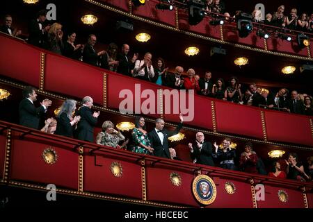 US-Präsident Barack Obama und First Lady Michelle Obama-Welle vor dem Kennedy Center Honorees zeigen im Kennedy Center 4. Dezember 2016 in Washington, DC. Von links nach rechts: das diesjährige Empfänger sind, Martha Argerich, Al Pacino, Mavis Staples, James Taylor, Don Henley, Timothy Schmit und Joe Walsh. Stockfoto