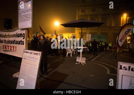 München, Deutschland. 5. Dezember 2016. Reden wurden von verurteilte Neonazi Terrorist Karl-Heinz Statzberger mit neonazistischen Partei verbunden gehalten '' šDer III. Weg'' ˜ und Karl Richter, angegliedert an BIA. Heinz Meyer - PEGIDA München Leader - erklärte: '' šAll patriotischen Kräfte Togetherâ Kredit arbeiten müssen: Michael Trammer/ZUMA Draht/Alamy Live News Stockfoto