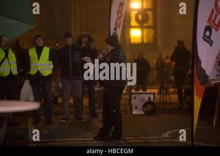 München, Deutschland. 5. Dezember 2016. Reden wurden von verurteilte Neonazi Terrorist Karl-Heinz Statzberger mit neonazistischen Partei verbunden gehalten '' šDer III. Weg'' ˜ und Karl Richter, angegliedert an BIA. Heinz Meyer - PEGIDA München Leader - erklärte: '' šAll patriotischen Kräfte Togetherâ Kredit arbeiten müssen: Michael Trammer/ZUMA Draht/Alamy Live News Stockfoto