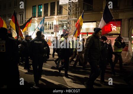 München, Deutschland. 5. Dezember 2016. Reden wurden von verurteilte Neonazi Terrorist Karl-Heinz Statzberger mit neonazistischen Partei verbunden gehalten '' šDer III. Weg'' ˜ und Karl Richter, angegliedert an BIA. Heinz Meyer - PEGIDA München Leader - erklärte: '' šAll patriotischen Kräfte Togetherâ Kredit arbeiten müssen: Michael Trammer/ZUMA Draht/Alamy Live News Stockfoto