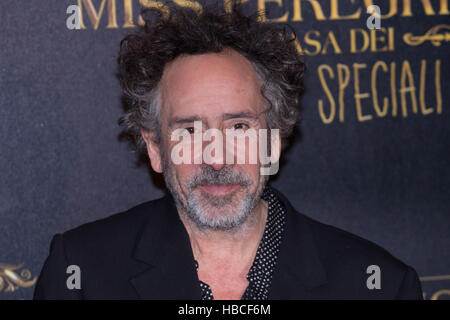 Rom, Italien. 5. Dezember, stellt 2016.Director Tim Burton auf dem roten Teppich vor der Vorführung des Films "Miss Peregrine Home für besondere Kinder" im Auditorium della Conciliazione in Rom, Italien. Bildnachweis: Barbara Como/Alamy Live News Stockfoto