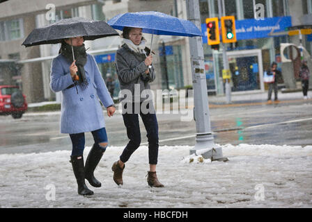 Vancouver, Kanada. 5. Dezember 2016. Die Menschen gehen im Schnee in Vancouver, Kanada. Der erste Schnee traf in diesem Winter Vancouver am Montag. © Liang Sen/Xinhua/Alamy Live-Nachrichten Stockfoto