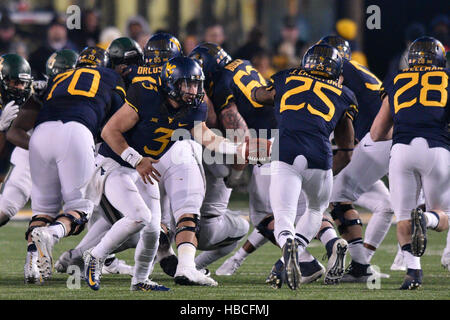 Morgantown, West Virginia, USA. 3. Dezember 2016. West Virginia Mountaineers quarterback SKYLER HOWARD #3 Hände der Ball in West Virginia Mountaineers Runningback JUSTIN CRAWFORD #25 während eines Spiels in Mountaineer Field in Morgantown, WV spielte. WVU schlagen Baylor 24-21. © Ken Inness/ZUMA Draht/Alamy Live-Nachrichten Stockfoto