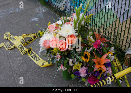 Oakland, Kalifornien, USA. 5. Dezember 2016.  Oakland, Kalifornien - Leute haben Erinnerungsstücke, Blumen, verlassen worden und Schilder entlang des Umfangs der Szene von The Ghostship Lager Feuer. Bildnachweis: Kimberly Kradel/Alamy Live-Nachrichten Stockfoto