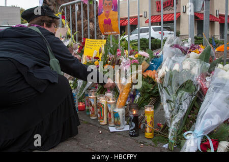 Oakland, Kalifornien, USA. 5. Dezember 2016.  Oakland, Kalifornien - Leute haben Erinnerungsstücke, Blumen, verlassen worden und Schilder entlang des Umfangs der Szene von The Ghostship Lager Feuer. Bildnachweis: Kimberly Kradel/Alamy Live-Nachrichten Stockfoto