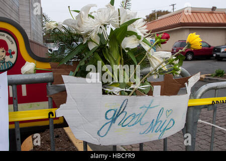 Oakland, Kalifornien, USA. 5. Dezember 2016.  Oakland, Kalifornien - Leute haben Erinnerungsstücke, Blumen, verlassen worden und Schilder entlang des Umfangs der Szene von The Ghostship Lager Feuer. Bildnachweis: Kimberly Kradel/Alamy Live-Nachrichten Stockfoto