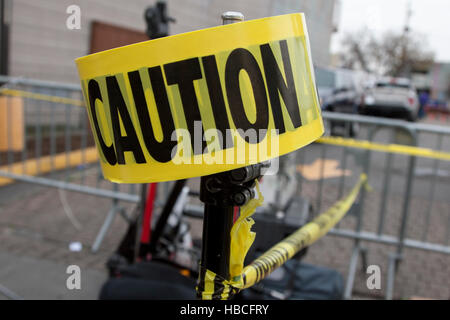 Oakland, Kalifornien, USA. 5. Dezember 2016.  Oakland, Kalifornien - Absperrband in der Szene der Ghostship Lager Feuer. Bildnachweis: Kimberly Kradel/Alamy Live-Nachrichten Stockfoto