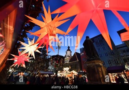 Jena, Deutschland. 6. Dezember 2016. Weihnachtssterne auf dem Marktplatz in Jena, Deutschland, 6. Dezember 2016. Der Weihnachtsmarkt in die zweitgrößte Stadt Thüringens zieht 600.000 Besuchern jährlich, nach der Stadt. © Dpa/Alamy Live-Nachrichten Stockfoto