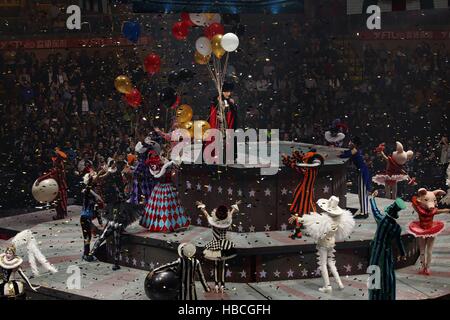 Hong Kong, China. 5. Dezember 2016. Sängerin Jacky Cheung führt während seiner World Tour Konzert "A Classic Tour" in Hongkong, Südchina, 5. Dezember 2016. © Wang Xi/Xinhua/Alamy Live-Nachrichten Stockfoto