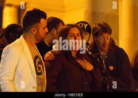 Oakland, USA. 5. Dezember 2016. Eine Frau spricht über den Verlust ihres Partners in das Feuer. Bildnachweis: John Orvis/Alamy Live-Nachrichten Stockfoto