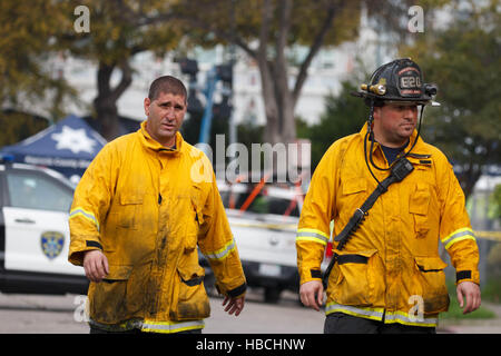 Oakland, USA. 5. Dezember 2016. Feuerwehrleute gehen aus Ghost Ship Künstlerkollektiv, wo bisher 36 Leichen geborgen wurden. Bildnachweis: John Orvis/Alamy Live-Nachrichten Stockfoto