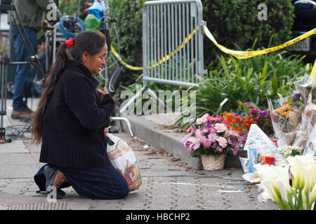 Oakland, USA. 5. Dezember 2016. Eine Frau spricht ein Gebet an einem improvisierten Denkmal außerhalb des Lagers Ghost Ship. Bildnachweis: John Orvis/Alamy Live-Nachrichten Stockfoto