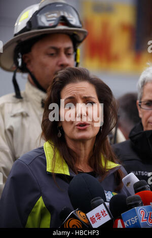 Oakland, USA. 5. Dezember 2016. Oakland Bürgermeister Libby Schaaf Adressen Medien außerhalb des Lagers Geisterschiff Künstler. Bildnachweis: John Orvis/Alamy Live-Nachrichten Stockfoto