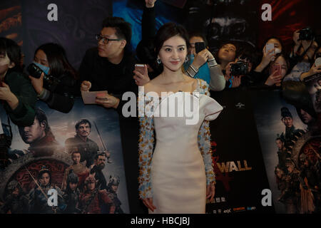 Peking, China. 6. Dezember 2016. Schauspielerin Jing Tian besucht die roten Teppich Zeremonie der Pressekonferenz für den Film "The Great Wall" in Peking, Hauptstadt von China, 6. Dezember 2016. Der Film unter der Regie von chinesischen Regisseur Zhang Yimou wird die großen Bildschirmen am 16. Dezember getroffen. Bildnachweis: Cai Yang/Xinhua/Alamy Live-Nachrichten Stockfoto