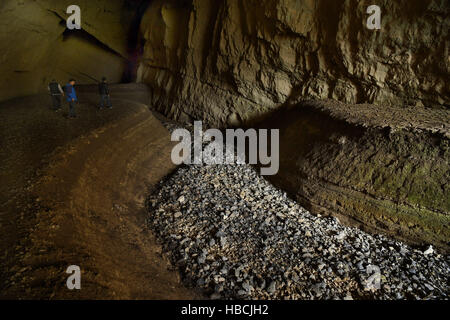 Hanzhong, China. 5. Dezember 2016. Foto aufgenommen am 5. Dezember 2016 zeigt einen unterirdischen Fluss im Inneren einer riesigen Karst Doline in Zhenba, County Hanzhong Stadt, Nordwesten der chinesischen Provinz Shaanxi. Ein Cluster von riesigen Karst Dolinen, auch bekannt als Tiankengs, insgesamt Shaanxi.In entdeckt worden, 49 Tiankengs und über 50 Trichter von zwischen 50 bis 100 Meter im Durchmesser fanden sich in den über 200 km Karst Landform Gürtel in Hanzhong City. © Tao Ming/Xinhua/Alamy Live-Nachrichten Stockfoto