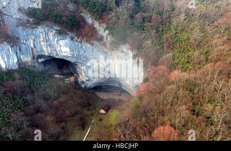 Hanzhong, China. 4. Dezember 2016. Foto aufgenommen am 4. Dezember 2016 zeigt die Lingbing Doline in Zhenba, County Hanzhong Stadt, Nordwesten der chinesischen Provinz Shaanxi. Lingbing Doline hat zwei Höhlen, von denen 81 Meter an der breitesten Stelle erreicht. Ein Cluster von riesigen Karst Dolinen, auch bekannt als Tiankengs, wurde in Shaanxi entdeckt. Insgesamt 49 Tiankengs und über 50 Trichter von zwischen 50 bis 100 Meter im Durchmesser fanden sich in den über 200 km Karst Landform Gürtel in Hanzhong City. © Tao Ming/Xinhua/Alamy Live-Nachrichten Stockfoto