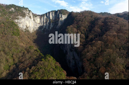 Hanzhong, China. 3. Dezember 2016. Foto am 3. Dezember 2016 zeigt die Quanziya riesige Karst Doline in Zhenba, County Hanzhong Stadt, Nordwesten der chinesischen Provinz Shaanxi. Ein Cluster von riesigen Karst Dolinen, auch bekannt als Tiankengs, insgesamt Shaanxi.In entdeckt worden, 49 Tiankengs und über 50 Trichter von zwischen 50 bis 100 Meter im Durchmesser fanden sich in den über 200 km Karst Landform Gürtel in Hanzhong City. © Tao Ming/Xinhua/Alamy Live-Nachrichten Stockfoto