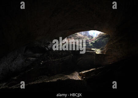 Hanzhong, China. 5. Dezember 2016. Foto aufgenommen am 5. Dezember 2016 zeigt den Eingang des Lingbing Doline in Zhenba, County Hanzhong Stadt, Nordwesten der chinesischen Provinz Shaanxi. Ein Cluster von riesigen Karst Dolinen, auch bekannt als Tiankengs, insgesamt Shaanxi.In entdeckt worden, 49 Tiankengs und über 50 Trichter von zwischen 50 bis 100 Meter im Durchmesser fanden sich in den über 200 km Karst Landform Gürtel in Hanzhong City. © Tao Ming/Xinhua/Alamy Live-Nachrichten Stockfoto