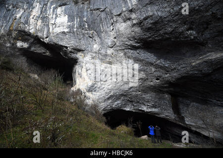 Hanzhong, China. 5. Dezember 2016. Foto aufgenommen am 5. Dezember 2016 zeigt die Lingbing Doline in Zhenba, County Hanzhong Stadt, Nordwesten der chinesischen Provinz Shaanxi. Ein Cluster von riesigen Karst Dolinen, auch bekannt als Tiankengs, insgesamt Shaanxi.In entdeckt worden, 49 Tiankengs und über 50 Trichter von zwischen 50 bis 100 Meter im Durchmesser fanden sich in den über 200 km Karst Landform Gürtel in Hanzhong City. © Tao Ming/Xinhua/Alamy Live-Nachrichten Stockfoto