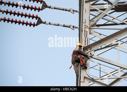 Chongqing. 6. Dezember 2016. Ein Techniker inspiziert den Turm der ¡À800KV Ultra hohe Spannung (UHV) Leitung in Wushan Grafschaft von Südwest-China Chongqing, 6. Dezember 2016. Die ¡À800KV UHV-Übertragungsleitung läuft 2.383 Metern vom Jiuquan in der Provinz Gansu Nordwesten Chinas, Xiangtan in Zentral-China der Provinz Hunan. Es ist so weit die längste Übertragungsleitung seiner Art in China. © Liu Chan/Xinhua/Alamy Live-Nachrichten Stockfoto