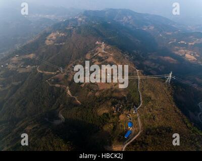 Chongqing. 6. Dezember 2016. Foto aufgenommen am 6. Dezember 2016 zeigt die ¡À800KV Ultra hohe Spannung (UHV) Übertragungsleitung in Wushan Grafschaft von Südwest-China Chongqing. Die ¡À800KV UHV-Übertragungsleitung läuft 2.383 Metern vom Jiuquan in der Provinz Gansu Nordwesten Chinas, Xiangtan in Zentral-China der Provinz Hunan. Es ist so weit die längste Übertragungsleitung seiner Art in China. © Liu Chan/Xinhua/Alamy Live-Nachrichten Stockfoto