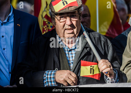 Barcelona, Spanien. 6. Dezember 2016: ein Demonstrator tragen einen Aufkleber zeigt die spanische n marschiert für die unauflösliche Einheit der spanischen Nation und gegen eine hypothetische Unabhängigkeit Kataloniens auf den Tag der spanischen Verfassung. Bildnachweis: Matthi/Alamy Live-Nachrichten Stockfoto