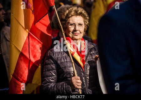 Barcelona, Spanien. 6. Dezember 2016: ein Demonstrator tragen die spanischen Farben Märsche für die unauflösliche Einheit der spanischen Nation und gegen eine hypothetische Unabhängigkeit Kataloniens auf den Tag der spanischen Verfassung. Bildnachweis: Matthi/Alamy Live-Nachrichten Stockfoto