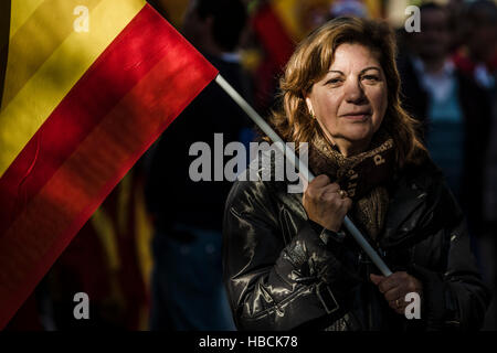 Barcelona, Spanien. 6. Dezember 2016: ein Demonstrant hält eine spanische Fahne marschiert für die unauflösliche Einheit der spanischen Nation und gegen eine hypothetische Unabhängigkeit Kataloniens auf den Tag der spanischen Verfassung. Bildnachweis: Matthi/Alamy Live-Nachrichten Stockfoto