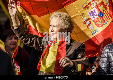 Barcelona, Spanien. 6. Dezember 2016: ein Demonstrator tragen die spanischen Farben Märsche für die unauflösliche Einheit der spanischen Nation und gegen eine hypothetische Unabhängigkeit Kataloniens auf den Tag der spanischen Verfassung. Bildnachweis: Matthi/Alamy Live-Nachrichten Stockfoto