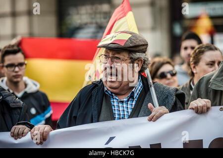 Barcelona, Spanien. 6. Dezember 2016: ein Demonstrator tragen einen Aufkleber zeigt die spanische n marschiert für die unauflösliche Einheit der spanischen Nation und gegen eine hypothetische Unabhängigkeit Kataloniens auf den Tag der spanischen Verfassung. Bildnachweis: Matthi/Alamy Live-Nachrichten Stockfoto