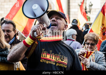 Barcelona, Spanien. 6. Dezember 2016: ein Demonstrator ein Legionäre t-Shirt Proteste für die unauflösliche Einheit der spanischen Nation und gegen eine hypothetische Unabhängigkeit Kataloniens auf den Tag der spanischen Verfassung. Bildnachweis: Matthi/Alamy Live-Nachrichten Stockfoto