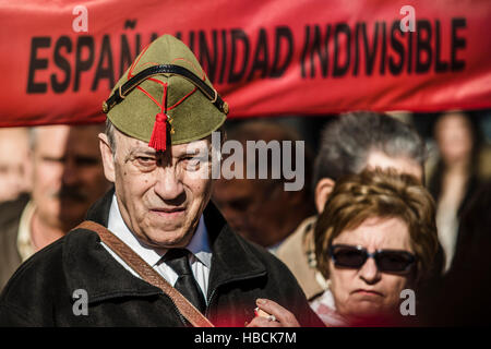 Barcelona, Spanien. 6. Dezember 2016: ein Demonstrator einen Legionäre Hut Proteste für die unauflösliche Einheit der spanischen Nation und gegen eine hypothetische Unabhängigkeit Kataloniens auf den Tag der spanischen Verfassung. Bildnachweis: Matthi/Alamy Live-Nachrichten Stockfoto