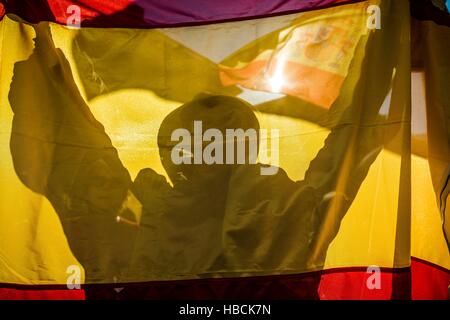 Barcelona, Spanien. 6. Dezember 2016: ein Demonstrant wirft seine spanische Flagge, während er die Hymne während einer Protestaktion für die unauflösliche Einheit der spanischen Nation und gegen eine hypothetische Unabhängigkeit Kataloniens auf den Tag der spanischen Verfassung singt. Bildnachweis: Matthi/Alamy Live-Nachrichten Stockfoto