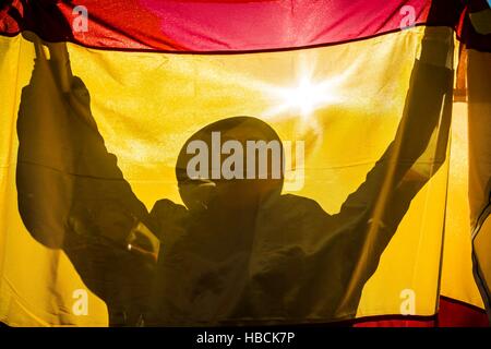 Barcelona, Spanien. 6. Dezember 2016: ein Demonstrant wirft seine spanische Flagge, während er die Hymne während einer Protestaktion für die unauflösliche Einheit der spanischen Nation und gegen eine hypothetische Unabhängigkeit Kataloniens auf den Tag der spanischen Verfassung singt. Bildnachweis: Matthi/Alamy Live-Nachrichten Stockfoto