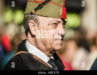 Barcelona, Spanien. 6. Dezember 2016: ein Demonstrator einen Legionäre Hut Proteste für die unauflösliche Einheit der spanischen Nation und gegen eine hypothetische Unabhängigkeit Kataloniens auf den Tag der spanischen Verfassung. Bildnachweis: Matthi/Alamy Live-Nachrichten Stockfoto